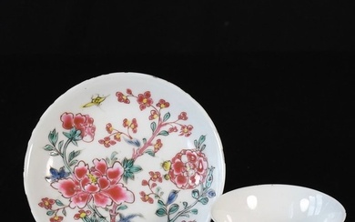 Cup and saucer - Tasse et sous-tasse aux émaux de la Famille Rose à décor de pivoines - Porcelain