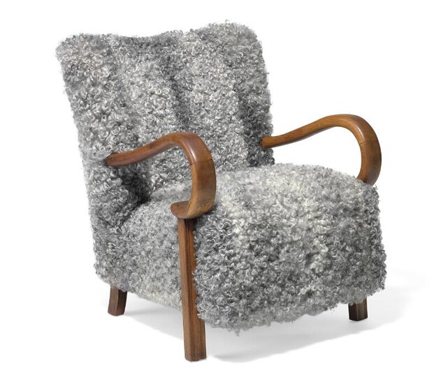 NOT SOLD. Danish cabinetmaker: Easy chair with curvy, patinated oak frame. Seat and back upholstered with grey sheepskin. – Bruun Rasmussen Auctioneers of Fine Art