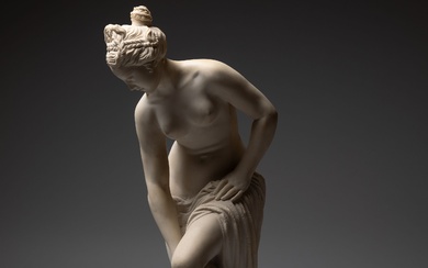 D'après Christophe-Gabriel ALLEGRAIN (1710-1795). Vénus au bain. Marbre blanc sculpté reposant sur une base circulaire....