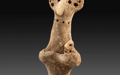 Déesse syro-hittite avec enfant. 3ème siècle av. J.-C. H 10,1cm. Terre cuite brun clair. Idole...