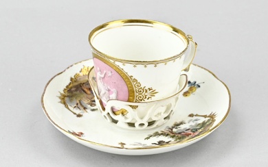 Deux pièces de porcelaine ancienne. 1x tasse Royal Copenhagen avec scène grecque, vers 1810. 1x...