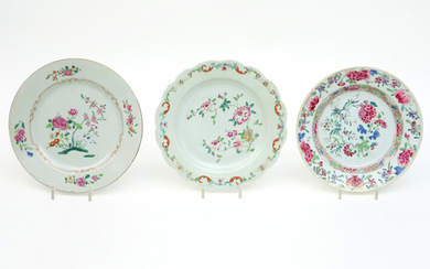 Drie Chinese 18°eeuwse borden in porselein met Famille Rose-decor met bloemen - diameters : 22,3 en 23,5 cm ||three 18th Cent. Chinese plates in porcelain with Famille Rose decor with flowers