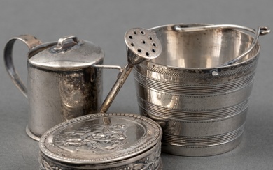 Drie zilveren miniaturen: 2e gehalte zilveren visemmer, gieter, en...