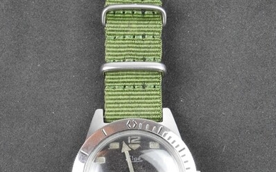 ELGER : montre de plongée en acier (boitier et lunette) D.39mm Bracelet neuf. Semble fonctionner...