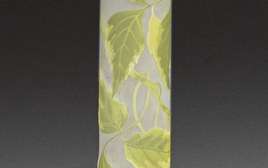 ETABLISSEMENTS GALLE Vase tubulaire sur base renflée. Épreuve en verre multicouche vert et jaune sur...