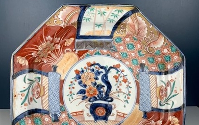 Early 1700s Imari charger - Porcelain - Japan - Early 18th century