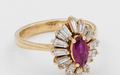 Elégante bague rubis-diamant en or jaune, taille 585. Sertie au centre d'un rubis rouge sang...