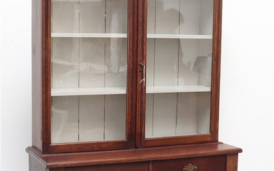 (-), Engels eikenhouten vitrine/boekenkast met beglaasde deuren boven,...