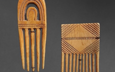 Ensemble de deux peignes traditionnels, en ivoire à décor gravé, avec ancienne patine d’usage miel...