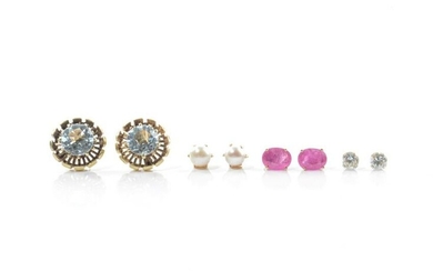 FOUR PAIRS OF GOLD STUD EARRINGS, 10g