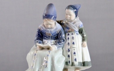 Figurine en porcelaine, jeune fille d'Amag lisant en costume régional, manufacture Royal Copenhagen Denmark, numéro...