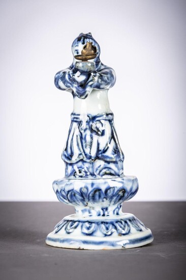 Figurine in Chinese blue and white porcelain 'servant', probably Ming dynas