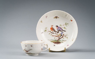 Frankenthal, Tasse à thé et sa sous-coupe en porcelaine tendre à décor polychrome d'oiseaux et...