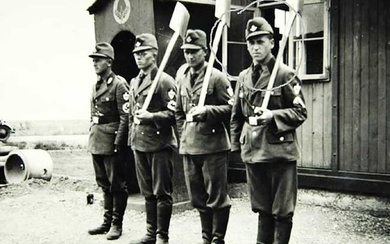 GERMAN WWII PHOTO w. TODT ARMBAND
