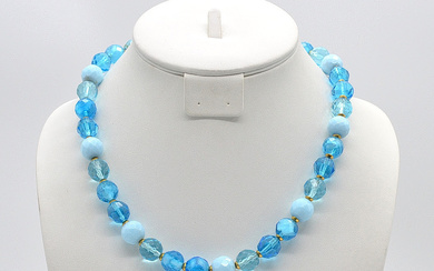 GLASS BEAD NECKLACE WITH GOLD-PLATED METAL DETAILS, BLUE AND POLISHED, VINTAGE, CA. 48 CM.