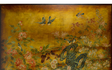 GRAND PANNEAU HORIZONTAL en bois, laqu et peint, dcor d'oiseaux...