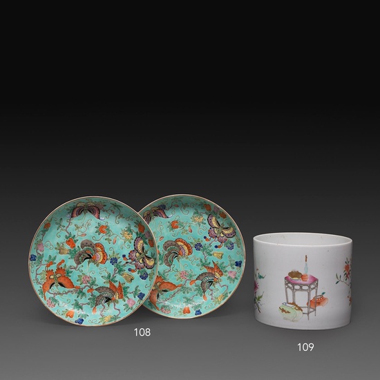 GRAND PORTE-PINCEAUX en porcelaine et émaux polychromes dans le style de la famille rose, à décor de fleurs et d'objets mobili...
