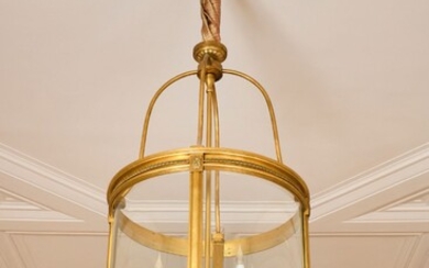 GRANDE LANTERNE cylindrique en bronze doré avec un bouquet de six lumières, les montants ornés...