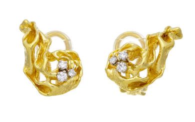 Gilbert Albert, paire de clips d'oreilles 2 ors 750 froissés sertis de diamants taille brillant, signés, h. 2 cm