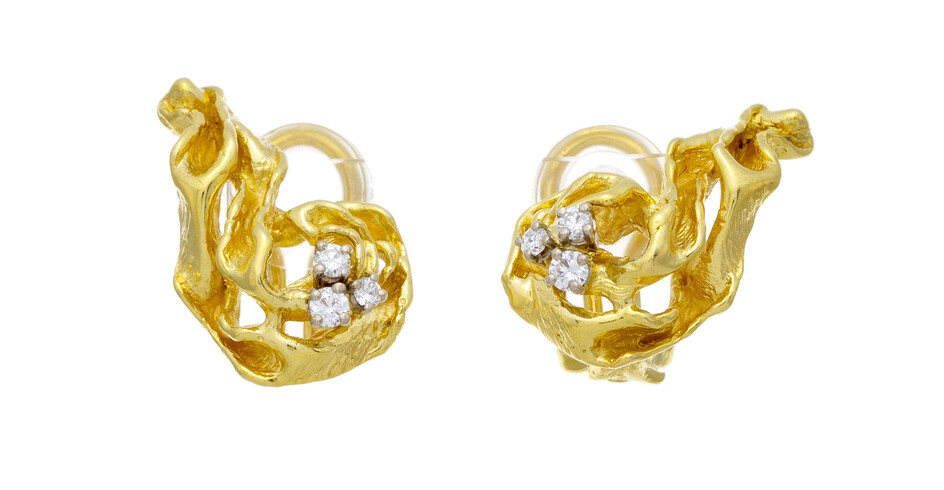 Gilbert Albert, paire de clips d'oreilles 2 ors 750 froissés sertis de diamants taille brillant, signés, h. 2 cm