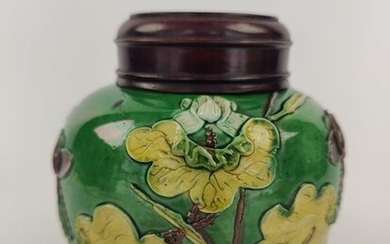Globular vase (1) - Porcelain - Crane - Wang Bing Rong vaas met houten deksel - China - 19th century