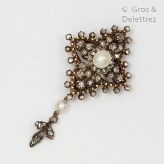 Gold and silver brooch decorated with a fleur-de-lys supported in pendants, adorned with two cultured pearls edged with rose-cut diamonds. Length: 4.8 cm P. Rough: 7.5g.