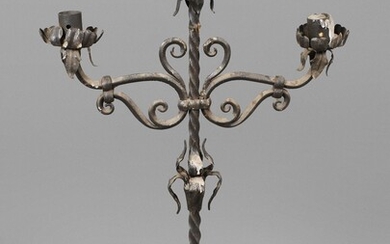 Grand chandelier Fin 19e s., fer forgé noirci, pied tripode, tige à nervures torsadées, bras...