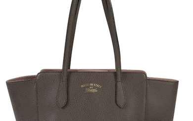 Gucci, sac Swing cabas en cuir grainé étoupe doublé rose, portefeuille assorti, housse, 23x28 cm