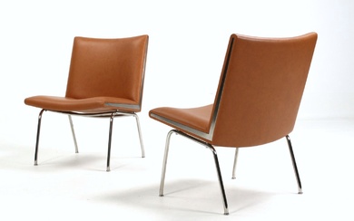 Hans J. Wegner. A pair of lounge chairs, the 'Airport chair' newly upholstered (2)