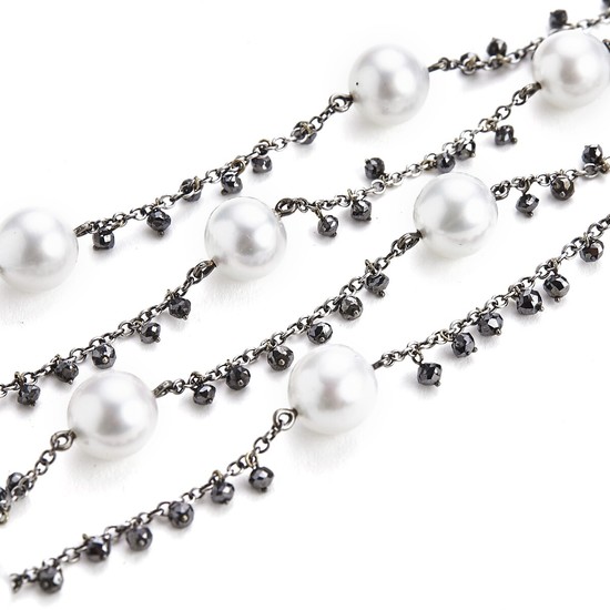 Hartmann's: A pearl and diamond necklace with numerous cultured South Sea pearls and black diamonds, mounted in 18k white gold. L. 100 cm.