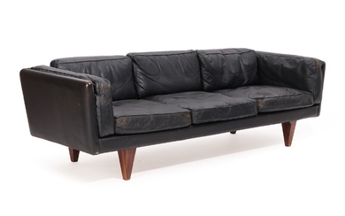 Illum Wikkelsø: A three-seater sofa with Brazilian rosewood legs, upholstered with black leather. Manufactured by Holger Christiansen. L. 230 cm.
