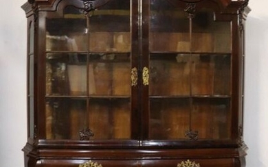 Important display cabinet in mahogany and mahogany veneer.