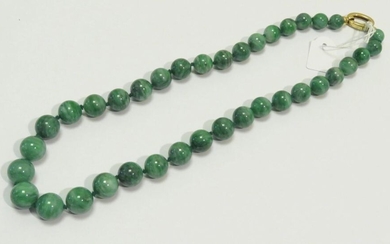 Important et beau collier de perles de pierre dure verte en chutes, 13.5-14mm(les plus grandes). Le fermoir en or jaune. Poids brut : 147g. Long : 56.5 cm.