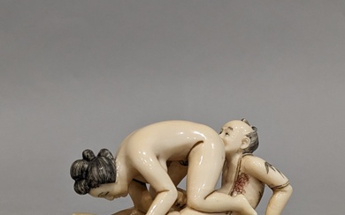 Japon, XXe siècle. Okimono érotique en ivoire, mettant en scène un couple. H. 2,8 cm...