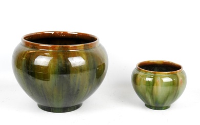 Jerome MASSIER (1850-1926) à Vallauris: Deux caches pots en céramique verte. Signé au revers. H:...