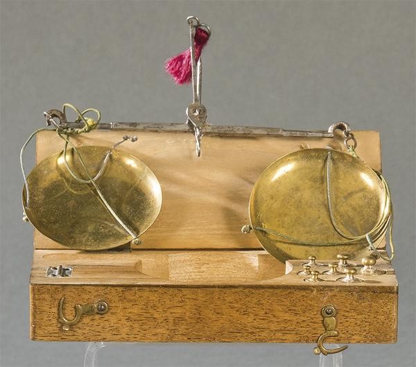 Jeweler balance in walnut box S. XIX.