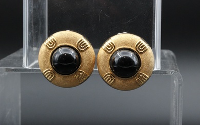 LANVIN - Paire de clips d'oreilles vintage circulaires en métal doré centrés d'un cabochon noir....