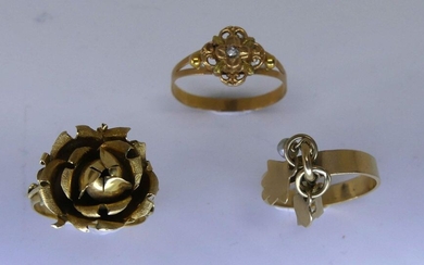 LOT of THREE RINGS, one of which has charms. Gross weight 8,62 g
