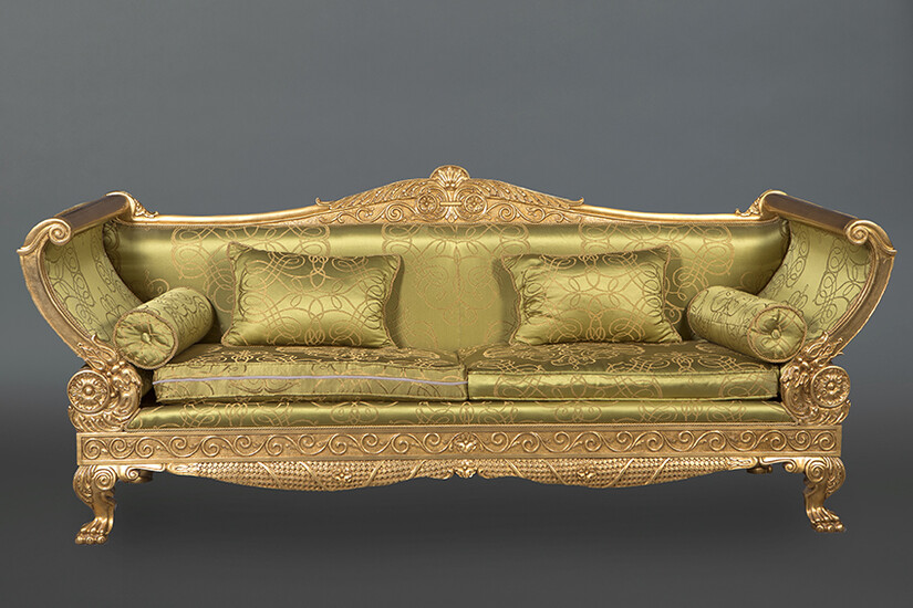 Large Empire style sofa in carved and gilded wood with relief decoration of vegetable elements. Legs finished in claws. Green silk damask upholstery. Measurements: 105x80x260 cm. Exit: 3000uros. (499.158 Ptas.)