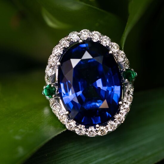 Large Sapphire Diamond Ring - 14 kt. White gold - Ring - 26.00 ct Sapphire - 1.40ct Diamonds D VS & 0.30ct Emerald