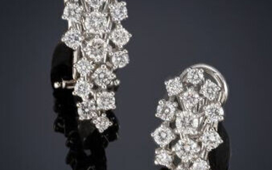 Lot 100 Paire de PENDANTS d'oreilles en or gris 750/°°entièrement sertis de diamants taillés en brillant pour 1.80 ct environ. Poids brut : 6.1 g.