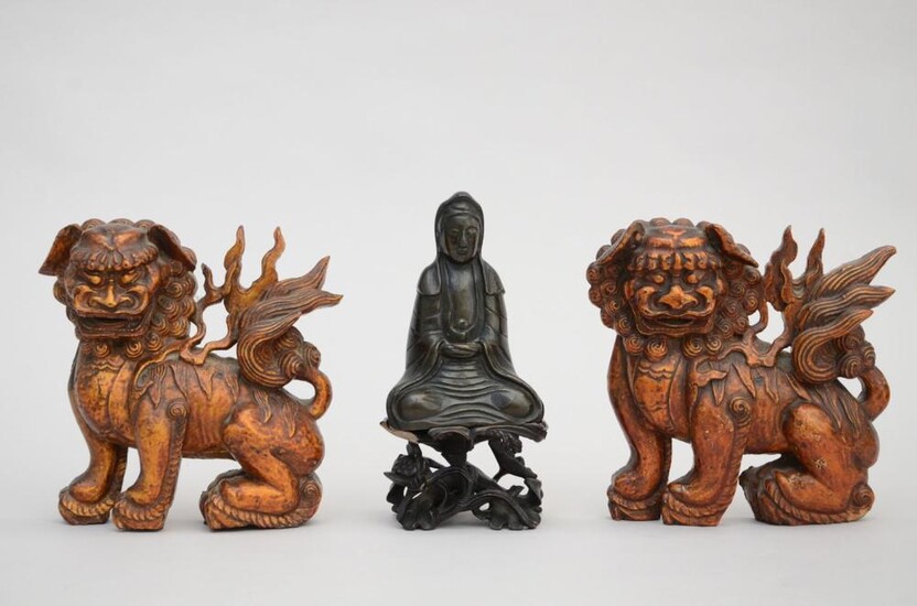 Lot: pair of lions in wood + guanyin in bronze