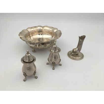 Lotto composto da un candeliere a forma di delfino, due saliere ed un centrotavola in argento. Titolo 800 (g 470)...