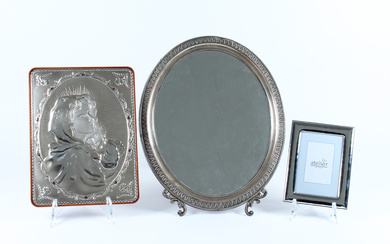 Lotto composto da una specchiera d'appoggio ovale con cornice in argento, una placca di argento raffigurante maternità e una cornice…