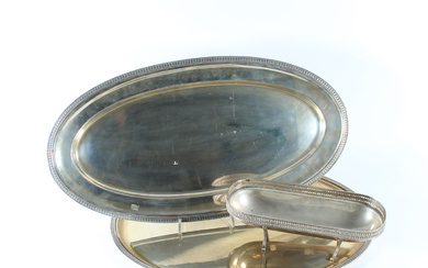 Lotto in argento composto da un vassoio ovale, una pesciera con bordure a foglie lanceolate ed un centrotavola ovale con…
