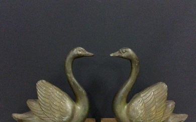 M. Leducq (1879-1955) - Bookends (2) - Swans - Cold painted spelter mounted on wood bases