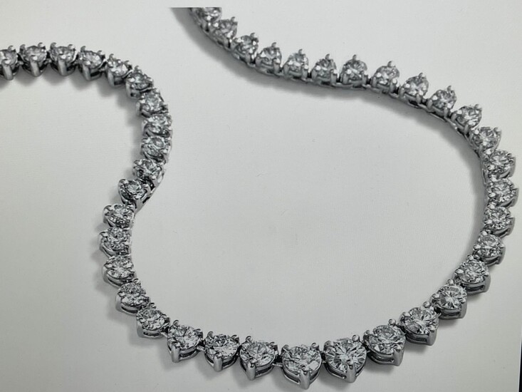 Magnifique Collier 'Rivière' agrémentée de 60 carat de diamants de Top qualité. Le collier est...