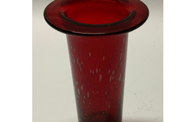 Manifattura di Murano Vaso in vetro sommerso trasparente e rosso con inclusione di bolle irregolari. Secolo XX. (h cm 25,5)