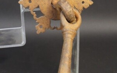 Door hammer in pendeloque on a plate cut out and openworked with a foliage or fleurdelisé pattern. Late 18th century, early 19th century. Height 31 cm