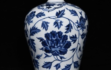 Ming Dynasty blue and white flower pattern plum vase